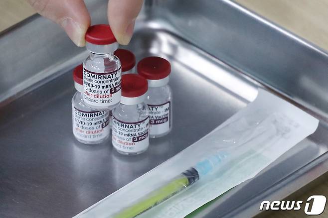 만 6개월에서 4세 미만 영유아를 대상으로한 신종 코로나바이러스 감염증(코로나19) 백신 접종이 시작된 20일 서울의 한 소아청소년 전문병원에 영유아용 백신이 준비 돼 있다. 2023.2.20/뉴스1 ⓒ News1 민경석 기자