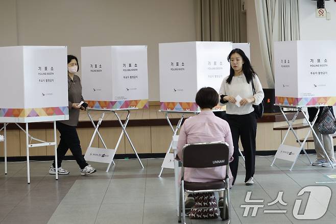 제21대 대통령 선거 사전투표 둘째날인 30일 광주시 광산구 운남동 사전투표소에서 유권자들이 한 표를 행사하고 있다 2025.5.30/뉴스1 ⓒ News1 김태성 기자