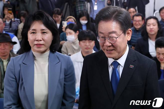 이재명 더불어민주당(인천 계양구 을) 대표가 제22대 국회의원선거(총선) 투표가 종료된 11일 오후 인천시 계양구 후보의 선거상황실에서 당선이 확실시 되자 부인 김혜경씨와 함께 인사하고 있다. 2024.4.11/뉴스1 ⓒ News1 이승배 기자