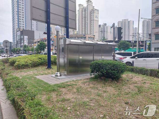 경기 안양시가 지하차도에 있는 수배전반을 지상으로 이전하는 공사를 완료했다. 사진은 지상으로 옮겨진 동안구 비산지하차도 수배전반.(안양시 제공. 재판매 및 DB금지)/뉴스1