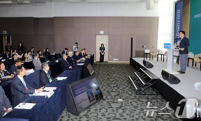 오영훈 제주지사가 30일 제주 서귀포시 제주국제컨벤션센터에서 열린 제20회 제주포럼 '세계평화의 섬 20주년, 세계평화를 위한 국제평화도시 제주의 미래' 세션에서 개회사를 하고 있다.2025.5.30/뉴스1 ⓒ News1 고동명 기자