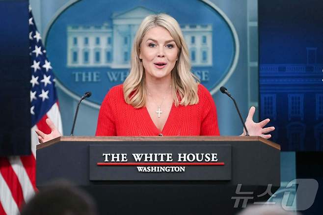 캐롤라인 레빗 백악관 대변인이 29일(현지시간) 워싱턴 백악관 브래디 룸에서 브리핑을 갖고 “도널드 트럼프 행정부의 '상호관세' 등이 무효라고 판단한 법원의 결정은 사법 과잉 사례이다"고 밝히고 있다. 2025.05.30 ⓒ AFP=뉴스1 ⓒ News1 우동명 기자