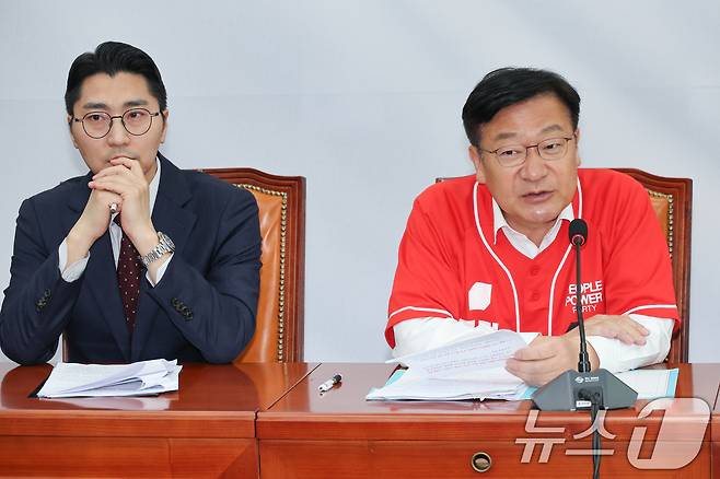 정점식 국민의힘 클린선거본부장이 30일 서울 여의도 국회에서 이재명 더불어민주당 대통령 후보 가족비리 진상조사단 1차 회의를 마친 뒤 백브리핑 모두 발언을 하고 있다. 왼쪽은 박준태 의원. 2025.5.30/뉴스1 ⓒ News1 안은나 기자