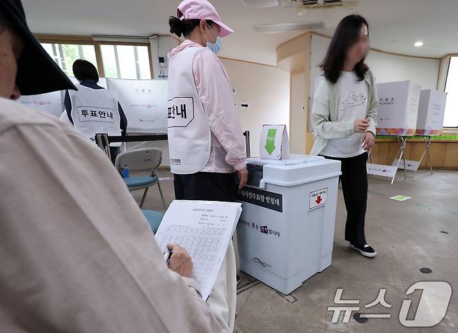 제21대 대통령 선거 사전 투표 둘째 날인 30일 오전 서울 서대문구 구 신촌동 주민센터에 마련된 신촌동 사전투표소에서 참관인이 사전투표자 수를 기록하고 있다. 전날 이 투표소에서 투표용지가 외부로 반출되는 일이 발생해 중앙선거관리위원회가 관리부실 책임을 인정하며 대국민 사과문을 발표한 바 있다. 2025.5.30/뉴스1 ⓒ News1 김성진 기자