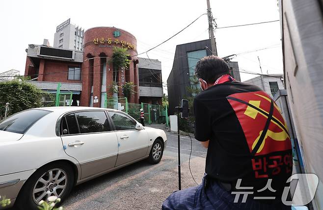 제21대 대통령 선거 사전 투표 둘째 날인 30일 오전 서울 서대문구 구 신촌동 주민센터에 마련된 신촌동 사전투표소에서 부정선거를 주장하는 유튜버들이 스마트폰으로 영상을 촬영하고 있다. 전날 이 투표소에서 투표용지가 외부로 반출되는 일이 발생해 중앙선거관리위원회가 관리부실 책임을 인정하며 대국민 사과문을 발표한 바 있다. 2025.5.30/뉴스1 ⓒ News1 김성진 기자