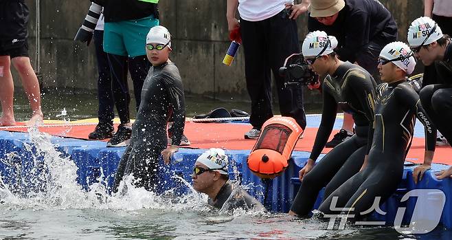 오세훈 서울시장이 30일 오전 서울 송파구 잠실대교 남단에서 열린 제2회 쉬엄쉬엄 한강 3종 축제에서 한강에 입수하고 있다. 2025.5.30/뉴스1 ⓒ News1 이동해 기자