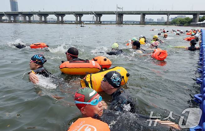 30일 오전 서울 송파구 잠실대교 남단에서 열린 제2회 쉬엄쉬엄 한강 3종 축제 상급자코스 수영 1km 코스에서 참가자들이 한강에 입수해 수영하고 있다. 2025.5.30/뉴스1 ⓒ News1 이동해 기자