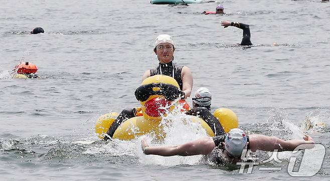 30일 오전 서울 송파구 잠실대교 남단에서 열린 제2회 쉬엄쉬엄 한강 3종 축제 상급자코스 수영 1km 코스에서 한 참가자가 친구를 튜브에 채운 채 수영하고 있다. 2025.5.30/뉴스1 ⓒ News1 이동해 기자