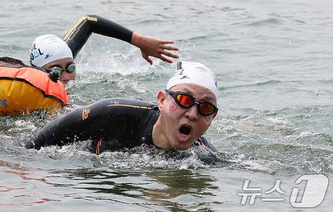 오세훈 서울시장이 30일 오전 서울 송파구 잠실대교 남단에서 열린 제2회 쉬엄쉬엄 한강 3종 축제에서 한강에 입수해 수영을 하고 있다. 2025.5.30/뉴스1 ⓒ News1 이동해 기자