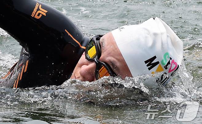 오세훈 서울시장이 30일 오전 서울 송파구 잠실대교 남단에서 열린 제2회 쉬엄쉬엄 한강 3종 축제에서 한강에 입수해 수영을 하고 있다. 2025.5.30/뉴스1 ⓒ News1 이동해 기자