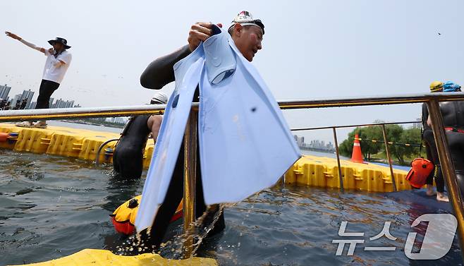 오세훈 서울시장이 30일 오전 서울 송파구 잠실대교 남단에서 열린 제2회 쉬엄쉬엄 한강 3종 축제에서 한강 수영을 마친 뒤 이동하고 있다. 2025.5.30/뉴스1 ⓒ News1 이동해 기자