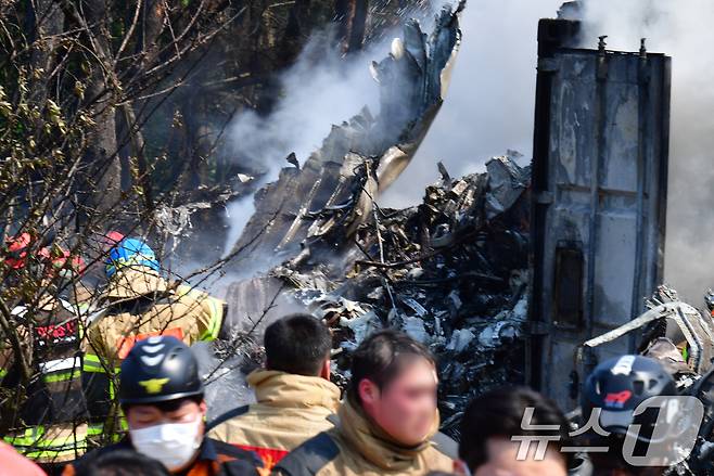29일 오후 1시 35분쯤 경북 포항 남구 동해면 야산에 해군 해상 초계기 (P-3C)가 추락해 전소됐다. 사고 현장에서 소받당국과 해군 항공사령부 소방대가 진화 작업 및 인명 수색을 하고 있다. 2025.5.29/뉴스1 ⓒ News1 최창호 기자