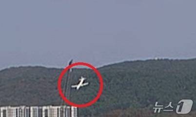 29일 경북 포항시 남구 동해면 야산에 훈련 중이던 해군 P-3 해상초계기가 지상으로 추락하는 모습. (해군 제공)