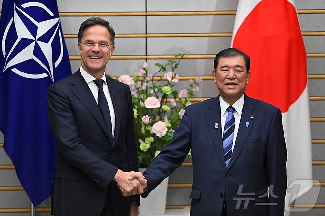 이시바 시게루 일본 총리가 9일(현지시간) 도쿄 총리 관저에서 마르크 뤼터 나토 사무총장과 회담에 앞서 악수를 하고 있다. 2025.04.10 ⓒ 로이터=뉴스1 ⓒ News1 우동명 기자