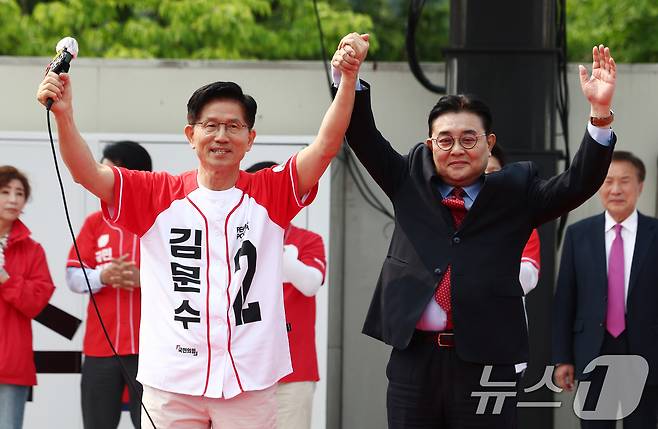 김문수 국민의힘 대통령 후보가 30일 경기 가평군 청평시계탑 광장에서 열린 유세에서 전병헌 새로운민주당 대표와 손을 맞잡고 인사하고 있다. 2025.5.30/뉴스1 ⓒ News1 김민지 기자
