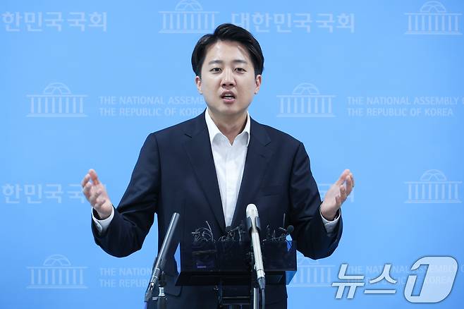 이준석 개혁신당 대통령 후보가 30일 오후 서울 여의도 국회 소통관에서 민주당 의원들이 자신을 국회에서 제명시키는 징계안을 제출한 것과 관련 긴급 기자회견을 한 뒤 취재진 질문에 답하고 있다. 2025.5.30/뉴스1 ⓒ News1 안은나 기자