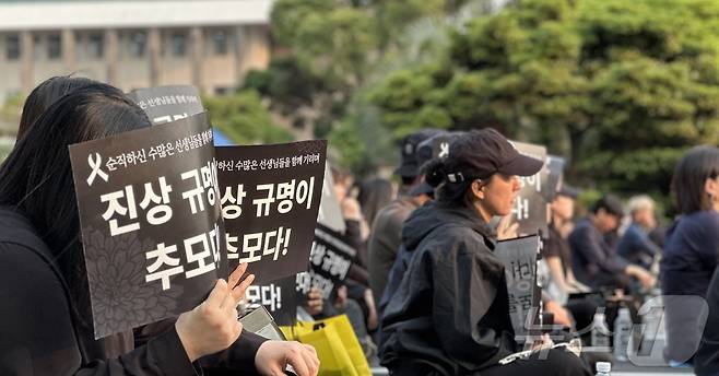 제주지역 교원단체가 30일 제주도교육청 주차장에서 학생 가족의 민원으로 숨진 제주지역 모 중학교 A 교사를 추모하는 문화제를 열고 있다. 2025.5.30./뉴스1 2025.5.30/뉴스1 ⓒ News1 강승남 기자