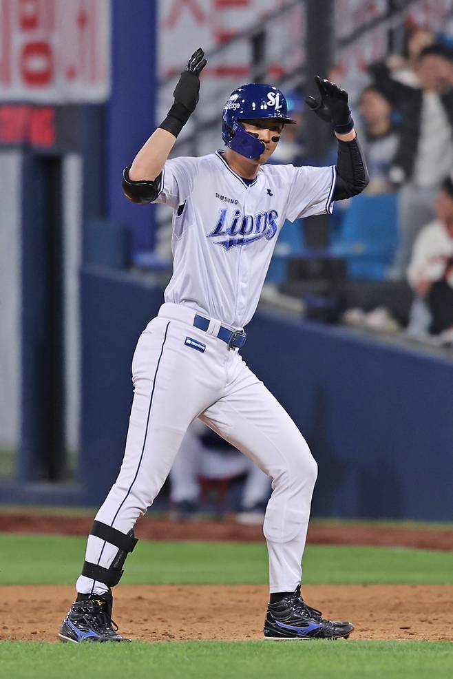 삼성 구자욱이 29일 대구삼성라이온즈파크에서 열린 2025 KBO리그 롯데전에서 5회말 동점 적시타를 날린 후 세리머니를 하고 있다.사진 | 삼성 라이온즈