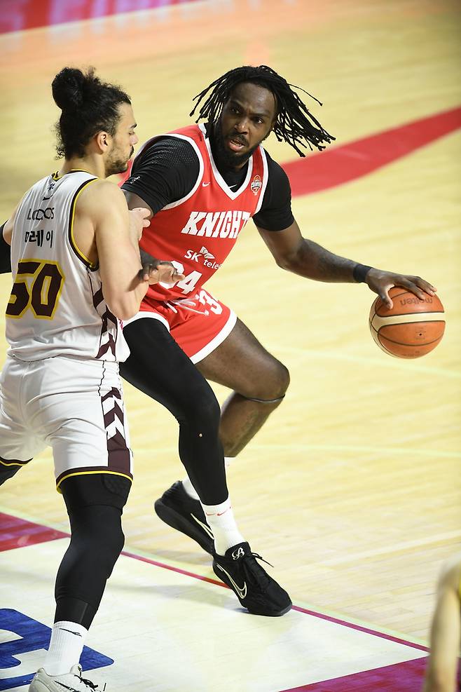 5일 잠실학생체육관에서 열린 2024~2025 KCC 프로농구 챔피언결정전 1차전 창원 LG와 서울 SK 경기에서 LG 아셈 마레이(왼쪽)가 SK 자밀 워니를 막고 있다. 사진 | KBL