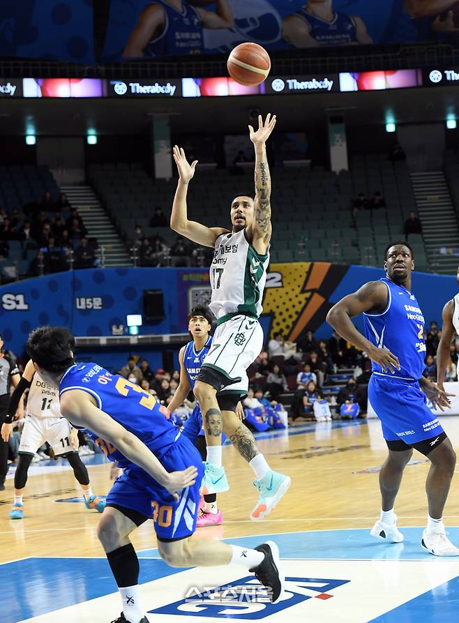 DB 이선 알바노(가운데)가 잠실실내체육관에서 열린 2024~2025 KCC 프로농구 삼성과 경기에서 삼성 이원대의 수비를 피해 슛을 하고 있다. 잠실 | 박진업 기자 upandup@sportsseoul.com