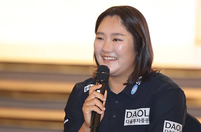 미국여자프로골프(LPGA) 투어 신설 대회인 블랙 데저트 챔피언십에서 우승을 거둔 유해란이 21일 서울 영등포구 CCMM빌딩에서 열린 기자간담회에서 취재진 질문에 답하고 있다. 사진 | 연합뉴스