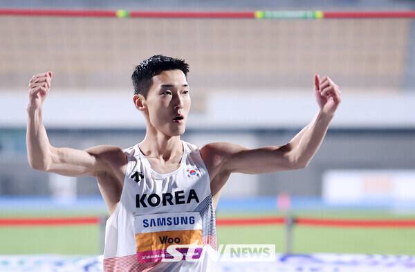 29일 오후 경북 구미시민운동장에서 진행된 '2025 구미아시아육상선수권대회' 남자 높이뛰기 결선에 출전해 2m29를 넘어 우승을 차지한 우상혁이 환호하고 있다. 사진┃강명호 기자