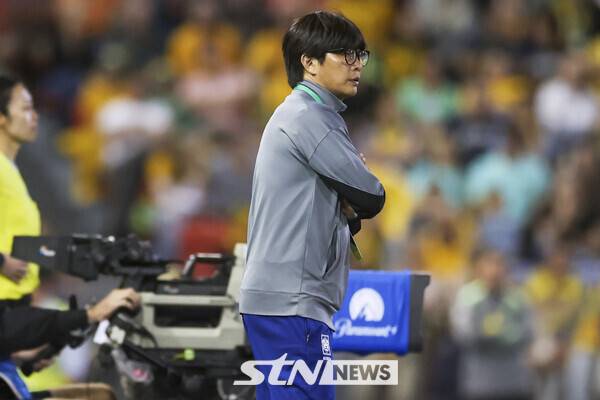 한국 여자 축구대표팀 신상우 감독이 7일(현지 시간) 호주 뉴캐슬의 맥도날드 존스 스타디움에서 열린 호주와의 2차 친선 경기를 지켜보고 있다. 사진┃뉴시스/AP