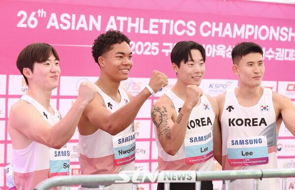 30일 오전 경북 구미시민운동장에서 열린 2025 구미아시아육상선수권대회 남자 400m 계주 예선에서 대회 신기록을 작성한 남자 계주 이준혁(국군체육부대)이 결승선을 향해 질주하고 있다. 사진┃강명호 기자