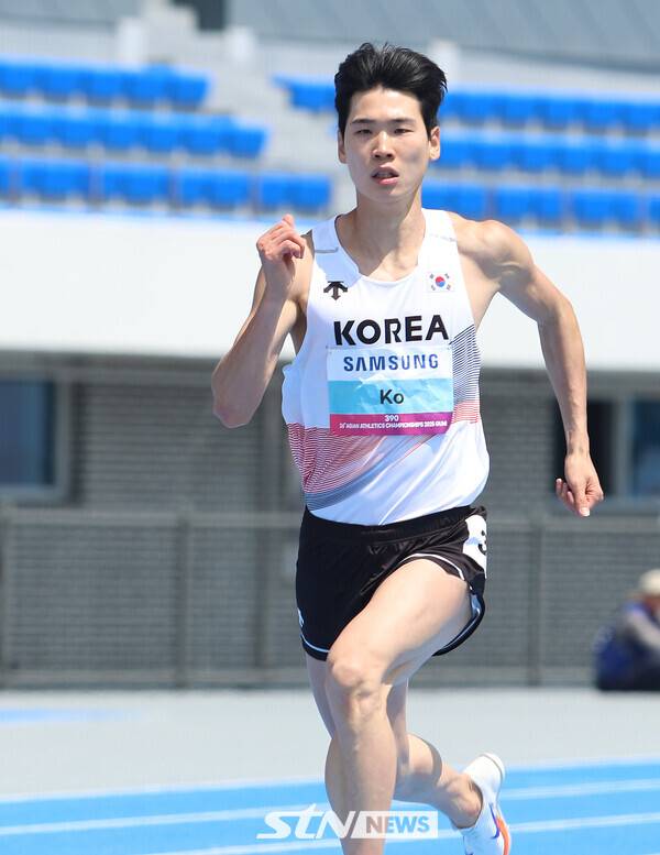 30일 경북 구미시민운동장에서 열린 '2025 구미아시아육상선수권대회' 남자 200m에 출전한 고승환(광주광역시청)이 질주하고 있다. 사진┃강명호 기자