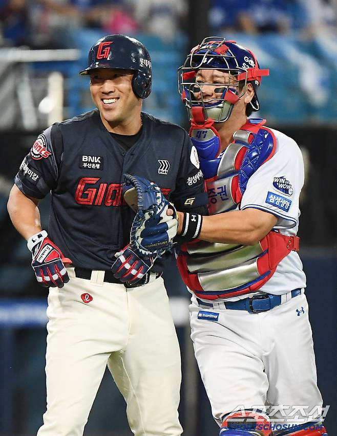 전준우와 최원태가 충돌하자 강민호가 달려나와 전준우를 달래는 모습