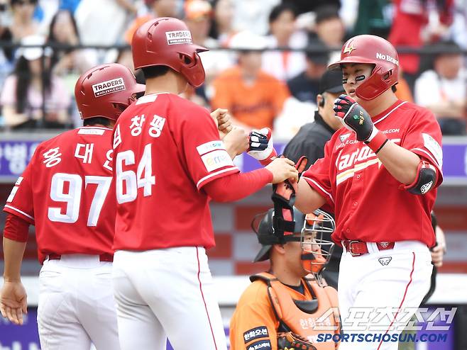 18일 대전 한화생명볼파크에서 열린 SSG-한화전. 8회초 2사 1, 2루 고명준이 3점 홈런을 친 후 환영받고 있다. 대전=정재근 기자 cjg@sportschosun.com/2025..5.18/