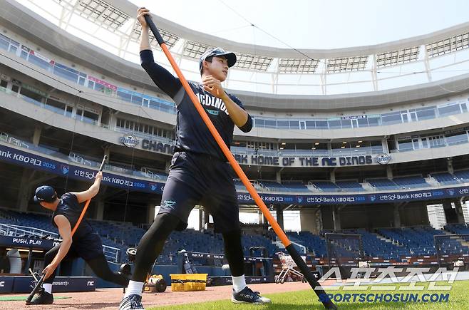 그라운드에 돌아와 훈련을 시작한 NC 선수들
