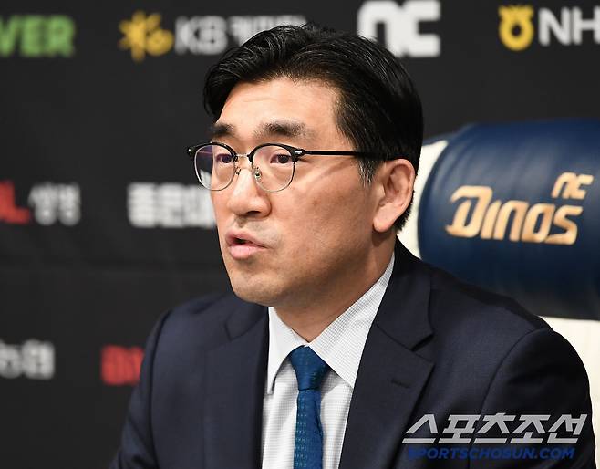 NC 다이노스 이진만 대표이사가 30일 창원 NC파크에서 재개장 관련 구단 입장 및 향후 대처에 대해 공식 브리핑을 진행하고 있다.