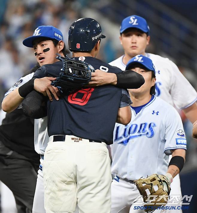 전준우를 말리고 있는 구자욱. 대구=정재근 기자 cjg@sportschosun.com/2025.5.29/