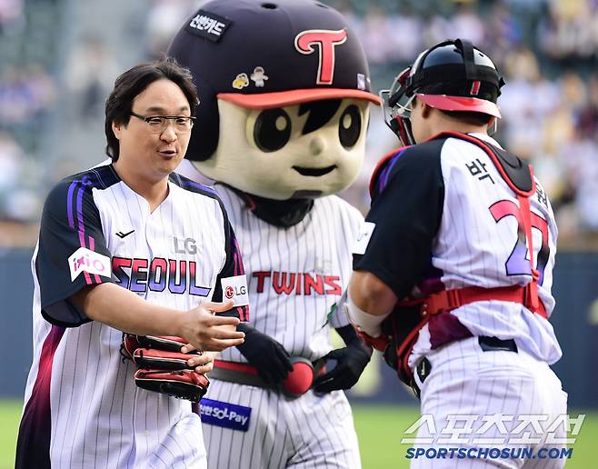 시구를 마치고 박동원 포수와 인사를 나누는 구성환.