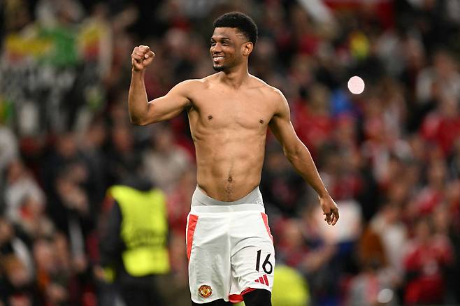 Manchester United's Ivorian midfielder #16 Amad Diallo celebrates his team's victory at the end of the UEFA Europa League semi final second leg football match between Manchester United and Athletic Club Bilbao at Old Trafford stadium in Manchester, north west England, on May 8, 2025. (Photo by Oli SCARFF / AFP)<저작권자(c) 연합뉴스, 무단 전재-재배포, AI 학습 및 활용 금지>