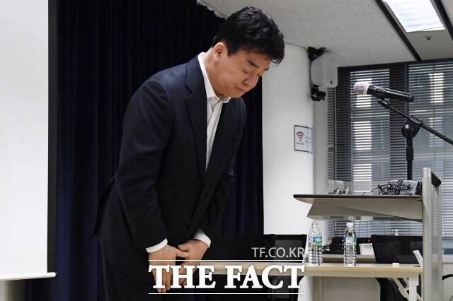 백종원을 둘러싼 각종 논란은 좀체 사그라들지 않고 있다. 이번엔 MBC 교양 PD 출신 김재환 전 PD가 그를 '욕쟁이'라고 저격하면서 이슈 중심에 재소환됐다. /더팩트 DB