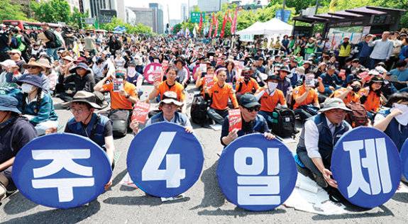 민주노총 조합원들이 2024년 5월 1일 오후 서울 광화문네거리에서 열린 민주노총 2024 세계 노동절 대회에서 구호를 외치고 있다