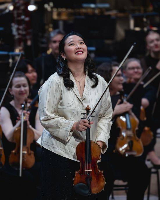 바이올리니스트 박수예가 장 시벨리우스 콩쿠르에서 연주를 마친 뒤 객석을 향해 인사하고 있다.    [사진 제공= 금호문화재단, (c)Matias Ahonen]