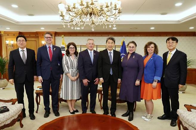 이주호 대통령 권한대행 부총리 겸 교육부 장관이 30일 정부서울청사에서 미국 하원 천연자원위원회 대표단을 만나고 있다. 연합뉴스