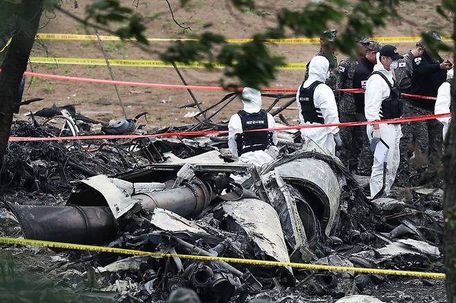 군 항공사고 조사관들이 30일 오전 경북 포항시 남구 동해면 야산에 추락한 해군 대잠 해상초계기 사고 현장 조사를 진행하고 있다. /뉴스1