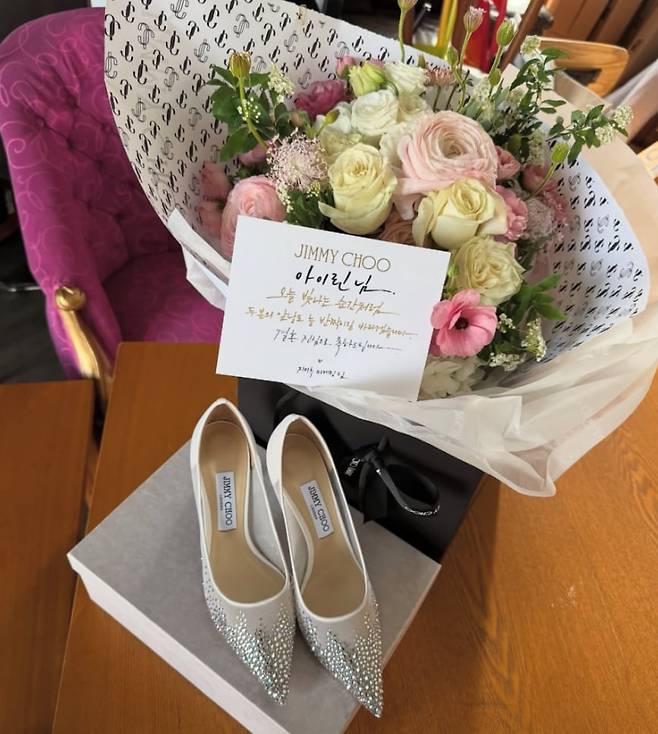 아이린은 지미추에게서 선물 받은 웨딩 슈즈를 자신의 SNS 에 공개했다. @ireneisgood