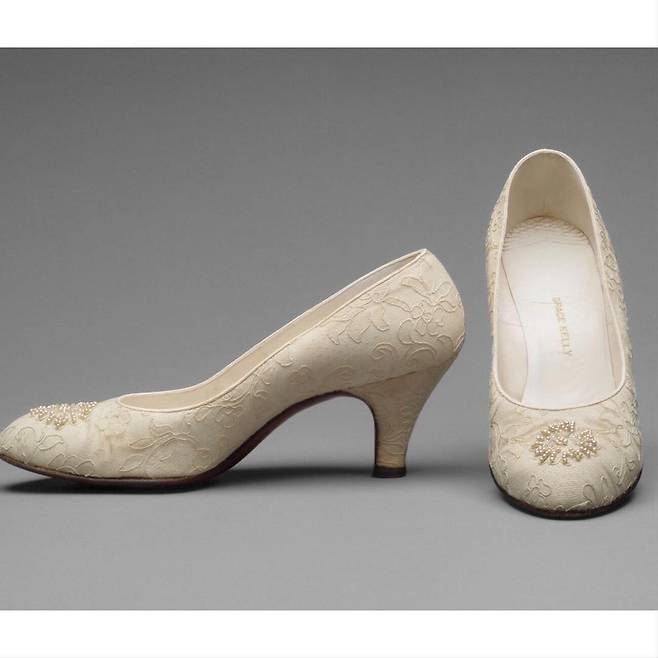 그레이스 켈리 결혼식을 위해 데이비드 에빈스(David Evins)가 디자인한 웨딩 슈즈. 필라델피아 미술관에 전시되어 있다.