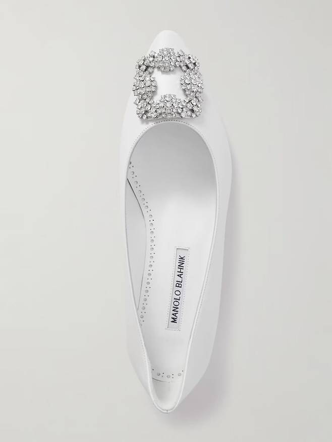 마놀로 블라닉 항기시(Hangisi) 크리스탈 장식 포인트 토 플랫 슈즈. 마놀로 블라닉.