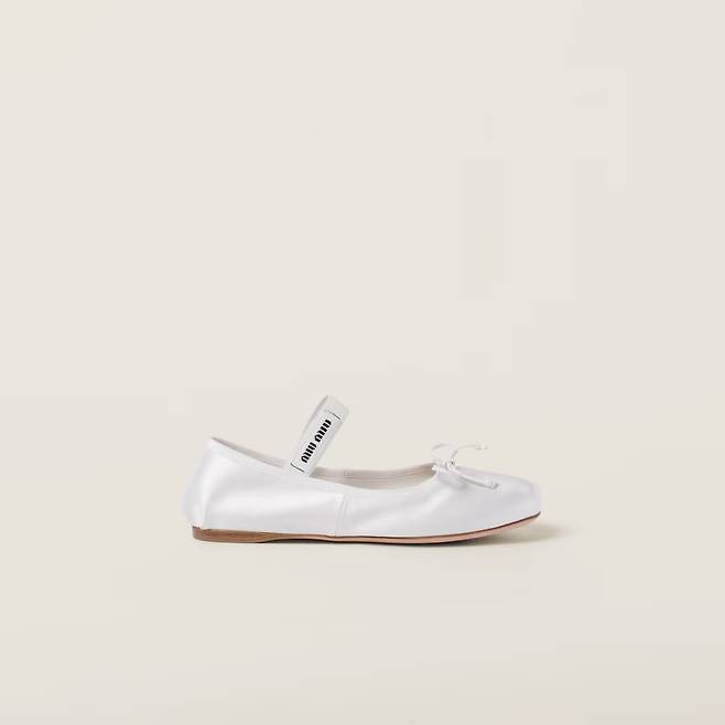 미우미우 새틴 발레리나 플랫 슈즈. 미우 미우.