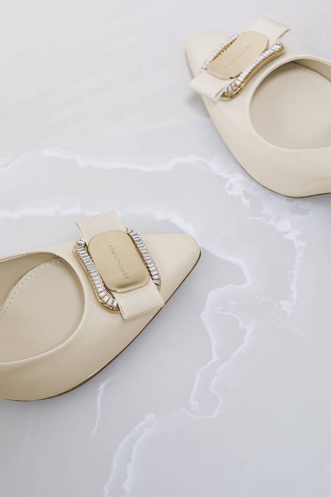 하우스의 상징적 오너먼트 ‘바라(Vara)’ 리본 장식의 브라이덜 슈즈. 페라가모.