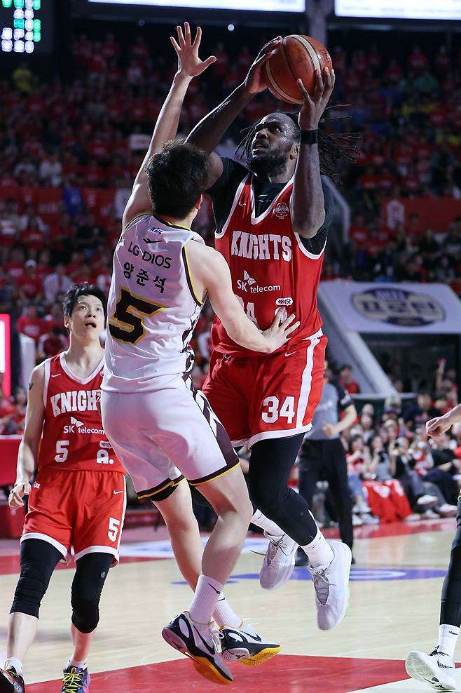 SK의 자밀 워니가 재계약했다. 24-25시즌을 끝으로 은퇴하겠다고 여러차례 천명했으나 번복했다. 사진은 LG와의 챔피언결정 7차전에서 골밑 공격을 하는 모습. /뉴스1