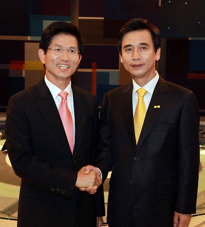 2010년 5월 14일 경기지사 선거에 출마한 김문수 한나라당 후보(왼쪽)와 유시민 국민참여당 후보가 SBS TV토론을 시작하기 전 나란히 서서 악수를 하고 있다. /조선DB