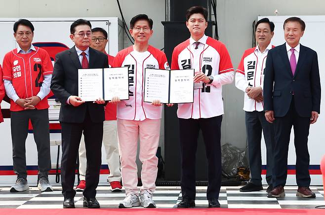 김문수 국민의힘 대통령 후보(가운데)가 30일 경기 가평군 청평시계탑 광장에서 열린 국민통합 공동정부 운영을 위한 국민의힘·새미래민주당 정책 협약식에서 전병헌 새미래민주당 대표, 김용태 비대위원장과 기념촬영을 하고 있다. 오른쪽은 손학규 전 바른미래당 대표. /뉴스1