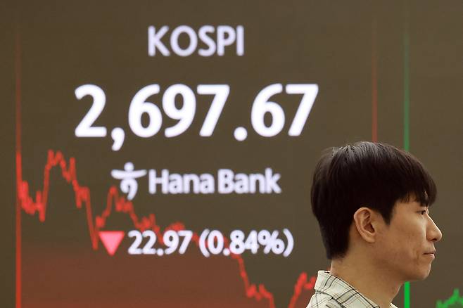 30일 서울 중구 하나은행 본점 딜링룸에서 딜러들이 업무를 보고 있다. 이날 코스피지수는 전 거래일보다 22.97포인트(0.84%) 내린 2697.67로 마감했다. /연합뉴스